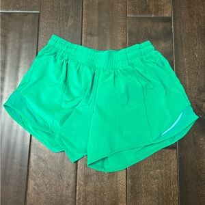 Lululemon Hotty Hot LR short 4" lined
